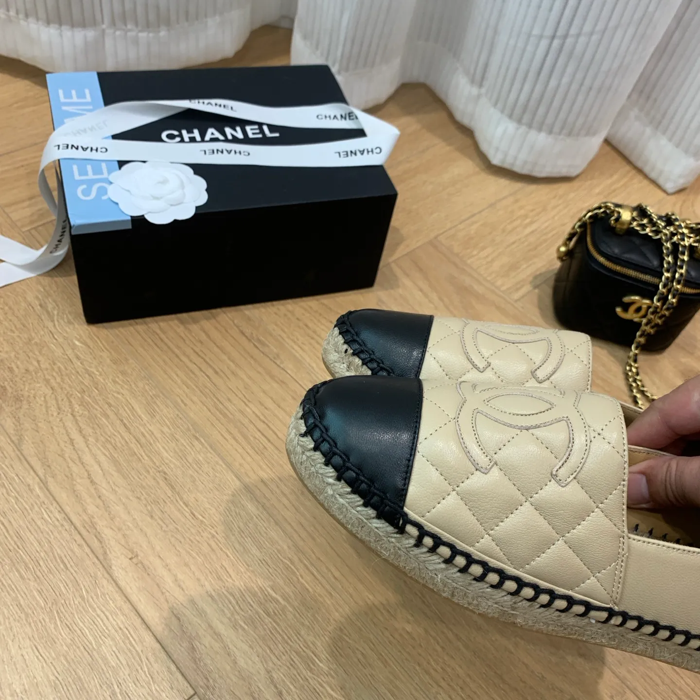 👟👟Ex-factory price 480👟👟 👑New colors are coming ✌️The new version of Chanel fisherman shoes is coming❗️Delivered in a complete set of top-notch packaging. The quality of my fisherman shoes has not been introduced much, everyone who has tried it knows it! The original customized upper, and my outsole is the original translucent outsole, the opaque outsole is the wrong version, full set of authentic packaging ❗️ size: 35-40, running price
